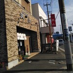 中華料理 天山 - 駐車場は店舗とほっかほっか亭の間にあります。交通量の多い道路なのでご注意ください。
            駐車場いっぱいだったら、向かいのセブン裏に30分無料の越谷平方南町駐車場がありますので、そちらもご利用ください。