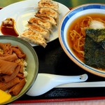 れんげ - どて丼セットと餃子（税込計950円）