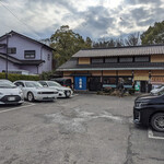 Kawayoshi - 店舗外観　駐車場は満車