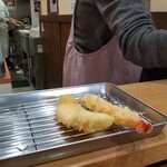 Tenpura Maimai - エビとイカ。エビは普通でしたが、イカは柔らかくて食べやすい。