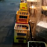 秋元屋 - お酒のケースが多数