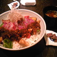 御二九と八さい はちべー - ランチのハラミ丼