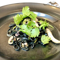 テストキッチンエイチ - イカ墨タリオリーニ　塩辛とパクチーが新鮮ですね