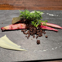 アコルドゥ - これが印象的。土に見立てたオリーブとパン粉。そして蕪。