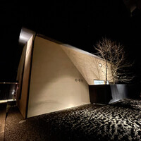 アコルドゥ - 白壁の中にモダンな建物