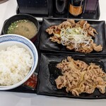 吉野家 - チビの頼んだ、W定食 牛皿・牛カルビ(税込767→690円)　ご飯はおかわりも含めて、全て大盛りでございます…