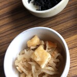 レストイン　デカンショ - 佃煮と小鉢。佃煮が香の物？