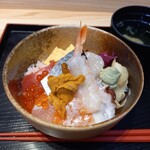 小松水産の海鮮丼 - ご飯少なめ