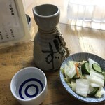 鳥源 - 日本酒２合（825円）とお通しの浅漬け