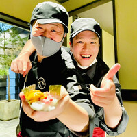 焼肉やまちゃん - ◎店主の山岸隆二さんと息子の嗣苑君。仲良し親子(^｡^)