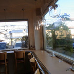 Matsuri cafe - 明るい店内 カウンター席
