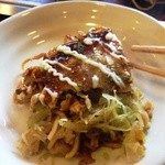 Okonomiyaki Hiroshima - 皿にとりわけ･･･