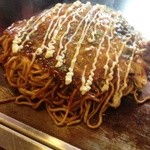 Okonomiyaki Hiroshima - 肉玉そば（横から）