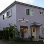 Matsuri cafe - 紫の建物が目印