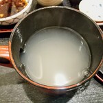 手打そば 太郎庵 - 先出しでさらりとしてますが白濁沈殿蕎麦湯！