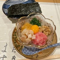すし大作 - 五色納豆　海苔巻き　まぐろ　帆立　トビコ　納豆　アサツキ