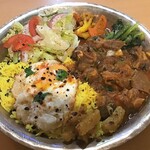 NEPALI CUISINE HUNGRY EYE Dine & Bar - 上からレタス、トマト、キュウリのサラダ、カリフラワー、ニンジン、サグ（青菜炒め）、骨付きマトンカレー、ムラコアチャール（大根の漬物）、目玉焼き、ライス