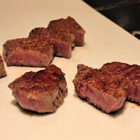 傳火 鉄板焼 - 鹿児島県産牛フィレ肉　８０ｇ
                      香川県産オリーブ牛サーロイン　１００ｇ