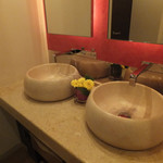 １階の奥にあるトイレ。