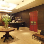 レストラン サンパウ - バーやシガールームを備えたウェイティングルーム。