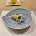 鮨 やすみつ - 牡蠣の燻製オイル漬け