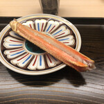 片折 - 金石港 加納蟹 焼蟹
      →その蟹の1番太い脚をこれも目の前で丁寧に炭火焼に♫素晴らしい香りが漂って否が応でも期待が膨らみます！