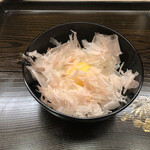 片折 - TKG 鰹節乗せ
      →たっぷりの鰹節の下に見える真っ黄色のとある方が大切に育てた平飼い地鶏の卵の黄身が存在感を放つTKG！黄身の味わいが抜群に綺麗なんです♪素晴らしい(^^)