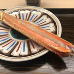 片折 - そして大将の指示に従って蟹脚に箸を入れ身を取り出すと簡単に身が取れて…