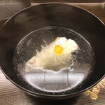 片折 - まずはお出汁を♪美しいお出汁のままです！そして九絵は肉厚でゼラチン質を存分に味わえますね(^^)白髪葱の食感と柚子の香りが心地良かったです！