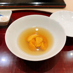 すし 良月 - 鮑のスープに浜中産バフンウニを入れて