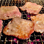 Toraji - タン塩（焼肉中）