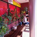 お店の前に来たら、待っている方が一人。