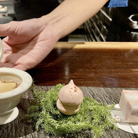 YAKITORI 燃 es - アミューズ
                ◆ スモークチキンのビスケット
                ◆ 里芋と鶏のテリーヌ  
                ◆ 苺のメレンゲにフォアグラ
                またしてもスモークを写真に収められなんだ(^◇^;)
                景色が少し変わりましたね♪