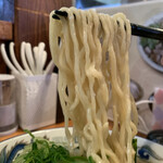 中華蕎麦 春馬 - 小麦香る麺をリフト⤴️