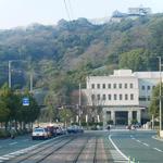 茶房　ひょん - 路面電車の向こうのお山に松山城。