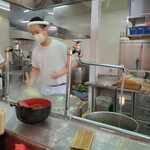 ラーメン 杉田家 - 躍動感溢れる動き…