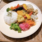 Mikazuki Curry SAMURAI. - 赤ワイン仕立てのラムカリィ。もりもり野菜、チーズいももちトッピング。ルーが見えない(^^;