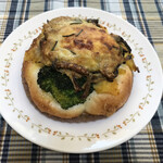 ブーランジェリー スドウ - きのことソーセージのフォッカッチャ