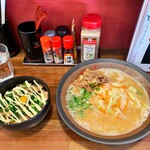 麺屋 武春 - 美味しいコンビ　２つ食べると量多め