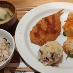 カフェ&ミール ムジ - イワシのフライ、揚げ出し豆腐干し野菜と大豆ミート餡、鶏肉とレンコンのです豆腐ハンバーグ、さつまいもとキタアカリのポテトサラダ、ひじきご飯、豆腐とワカメの味噌汁