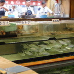 博多料亭 稚加榮 - 奥の台所の手前のカウンターで魚は捌かれる、手前が銀色に輝く関鯵