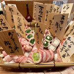 Hakata Yasaimaki Kushiya Nejikemon - 最初に「季節のお料理メニュー」といっしょに、
                        このいろんな肉巻きの入ったカゴを見せてくれる。
                        どれも旨そうだな｡｡｡