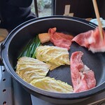 まるたけ 近江 西川 - すき焼きを焼いて頂いている最中！