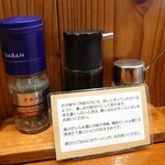 暁 製麺 - 調味料たち