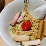 らぁ麺 はやし田 - まぜそば 800円、後半「トリュフオイル漬け卵黄」を投入しました