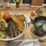 新潟カツ丼 タレカツ - 彩豊かで迷いつつ食べるの楽しい・・・。