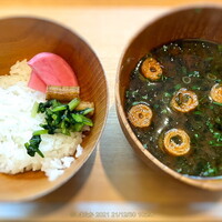 ザ タヴァン グリル＆ラウンジ - ごはん と みそ汁