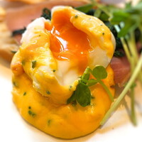 ザ タヴァン グリル＆ラウンジ - メイン － クロワッサンエッグベネディクトのポーチドエッグ（フワトロ！）