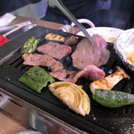 Yakiniku Haguregumo - お箸で掴んでるのが、タンです。横のアルミの中にバターがあって、付けていただきます。