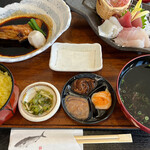 徳造丸 魚庵 - 金目鯛煮魚と刺身膳 2310円。